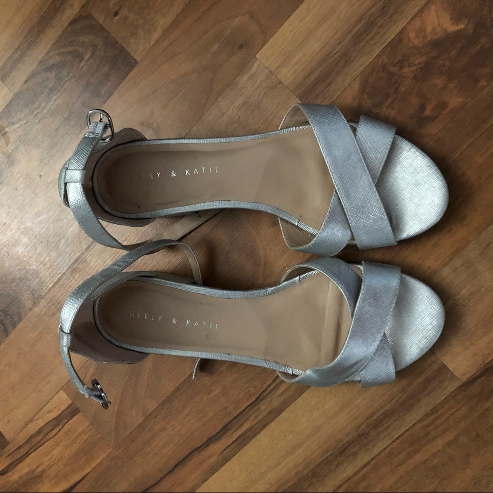 Kelly and Katie sandals. Size 8
